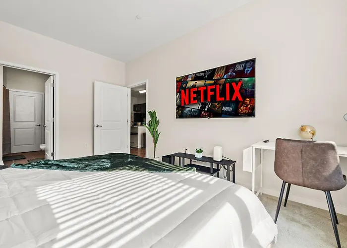 New! Luxury Apt With Pool, Roof Deck, Fitness Center, King Bed