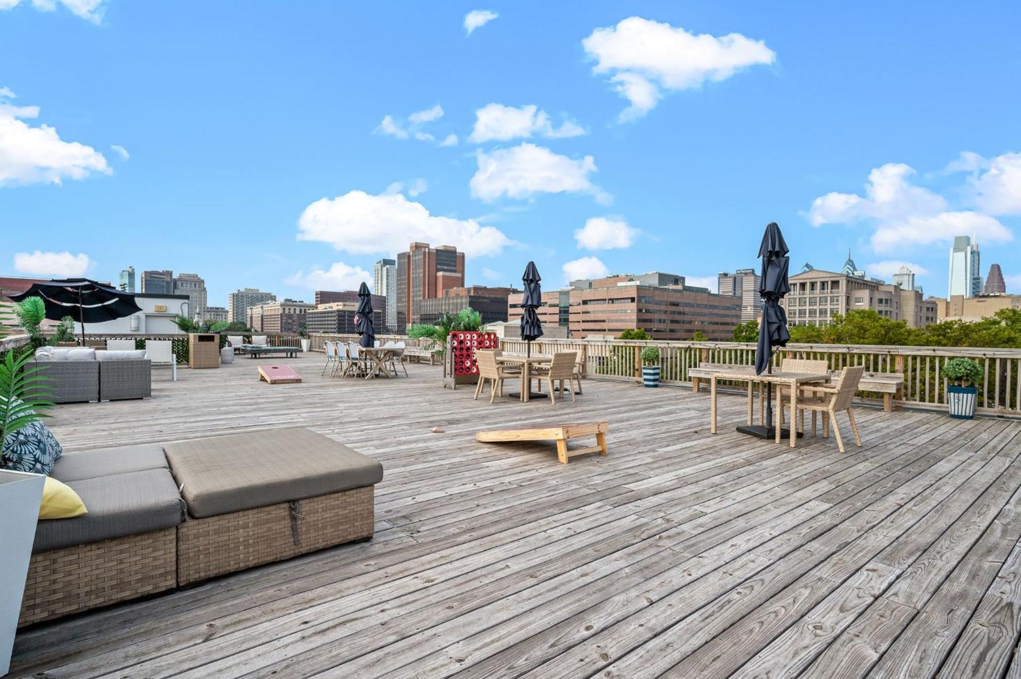New! Luxury With Pool, Roof Deck, Fitness Center, King Bed Apartment