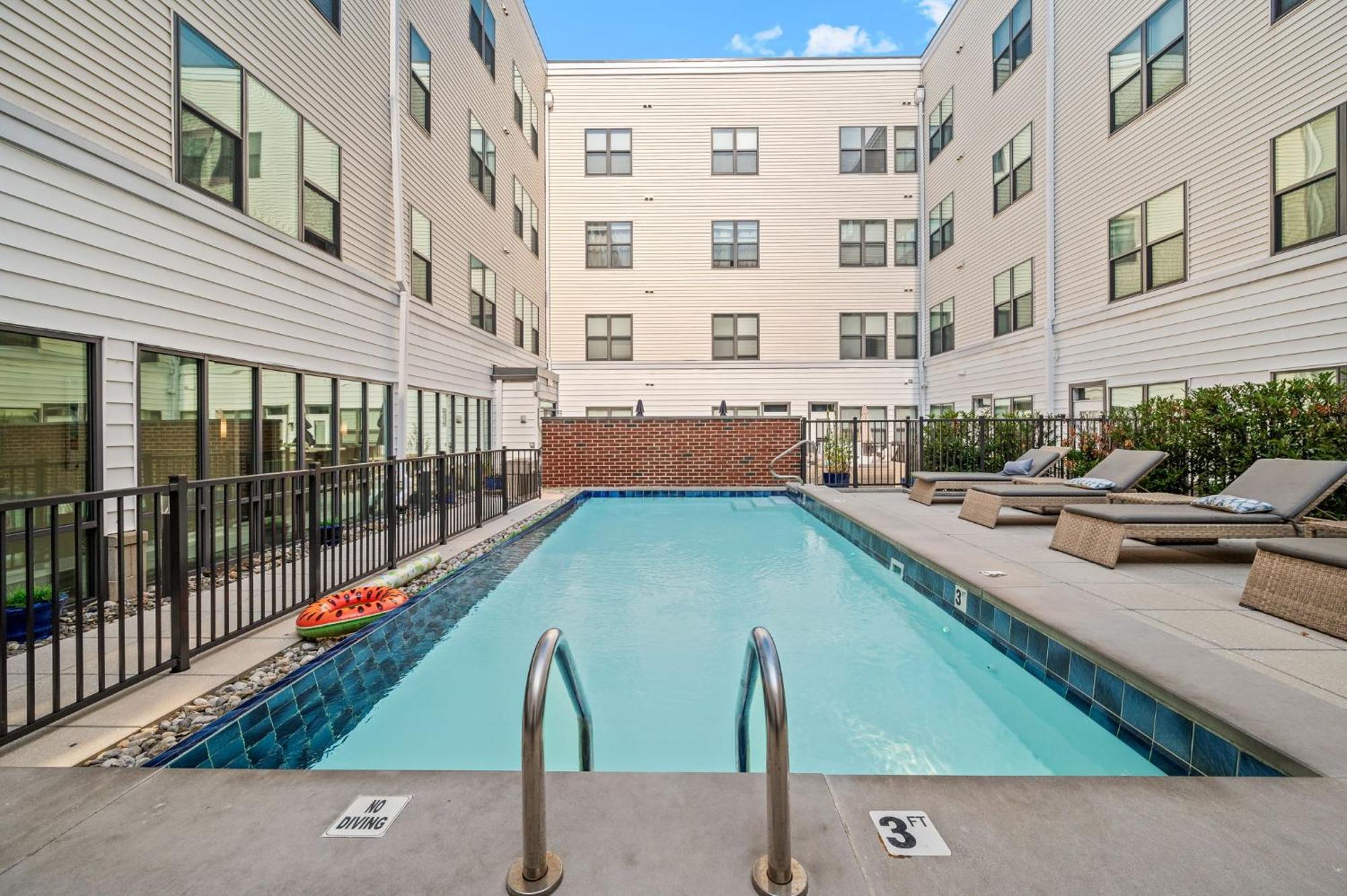 New! Luxury With Pool, Roof Deck, Fitness Center, King Bed *