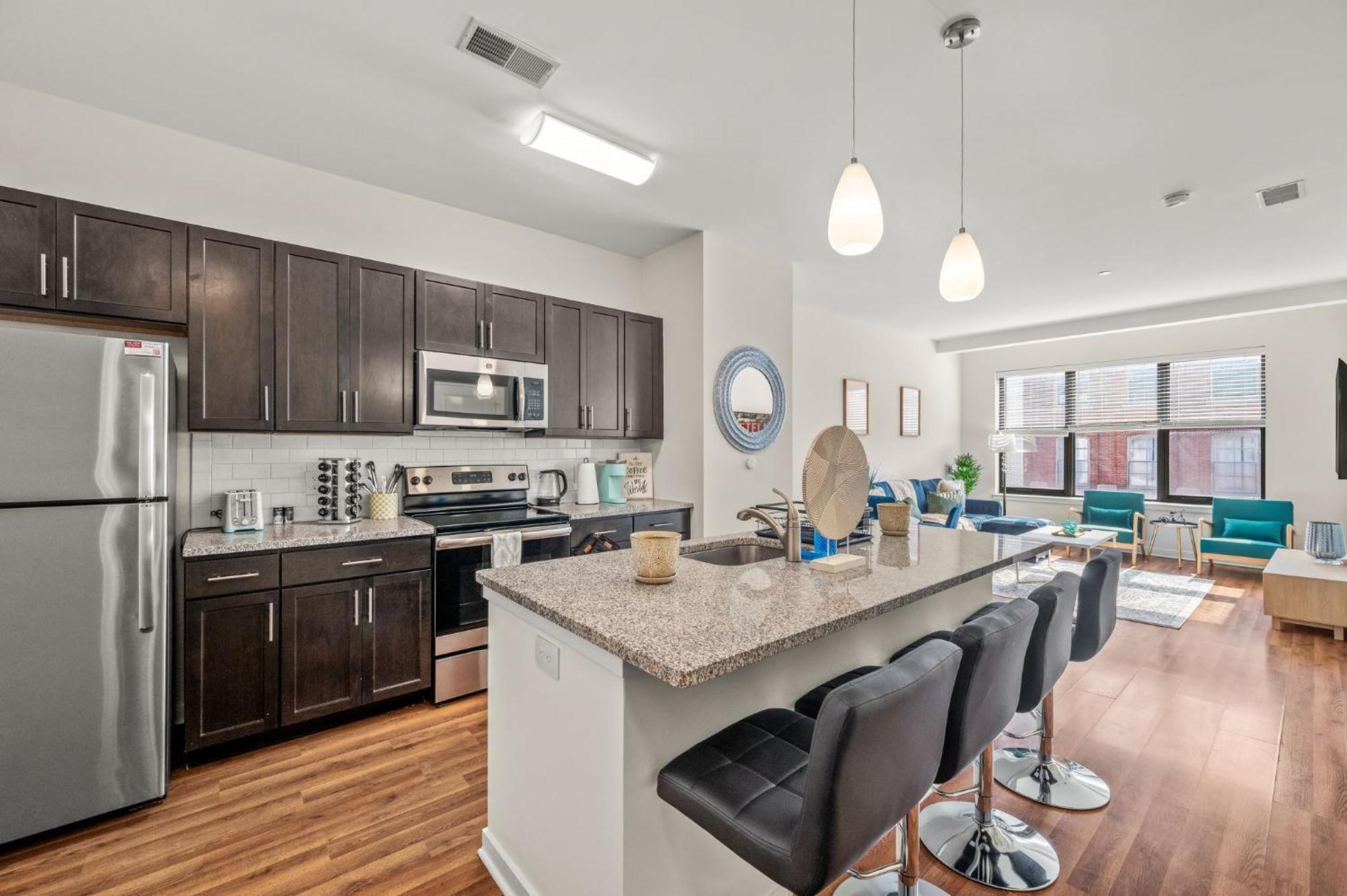 New! Luxury With Pool, Roof Deck, Fitness Center, King Bed Apartment