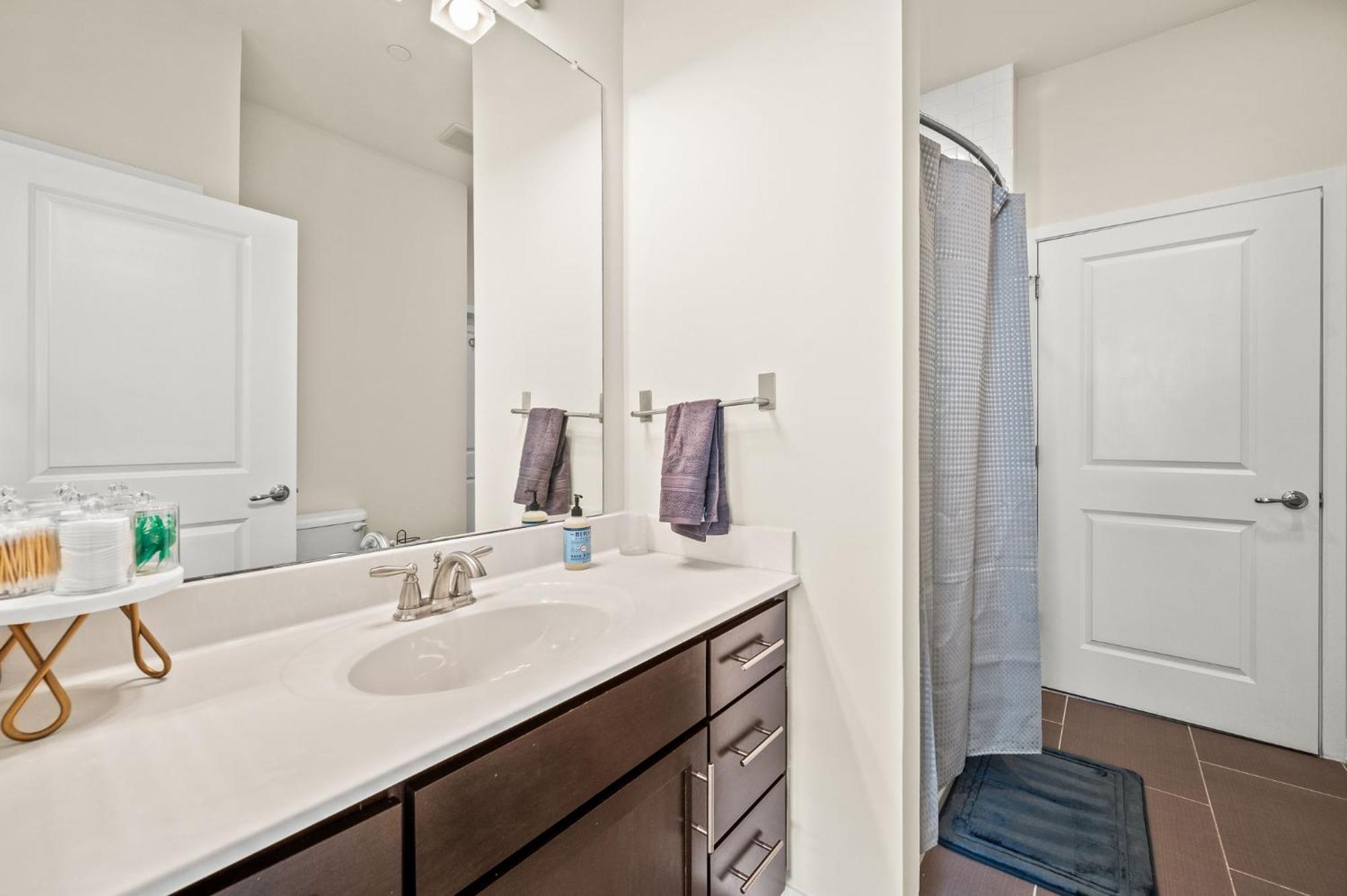 New! Luxury With Pool, Roof Deck, Fitness Center, King Bed Philadelphia