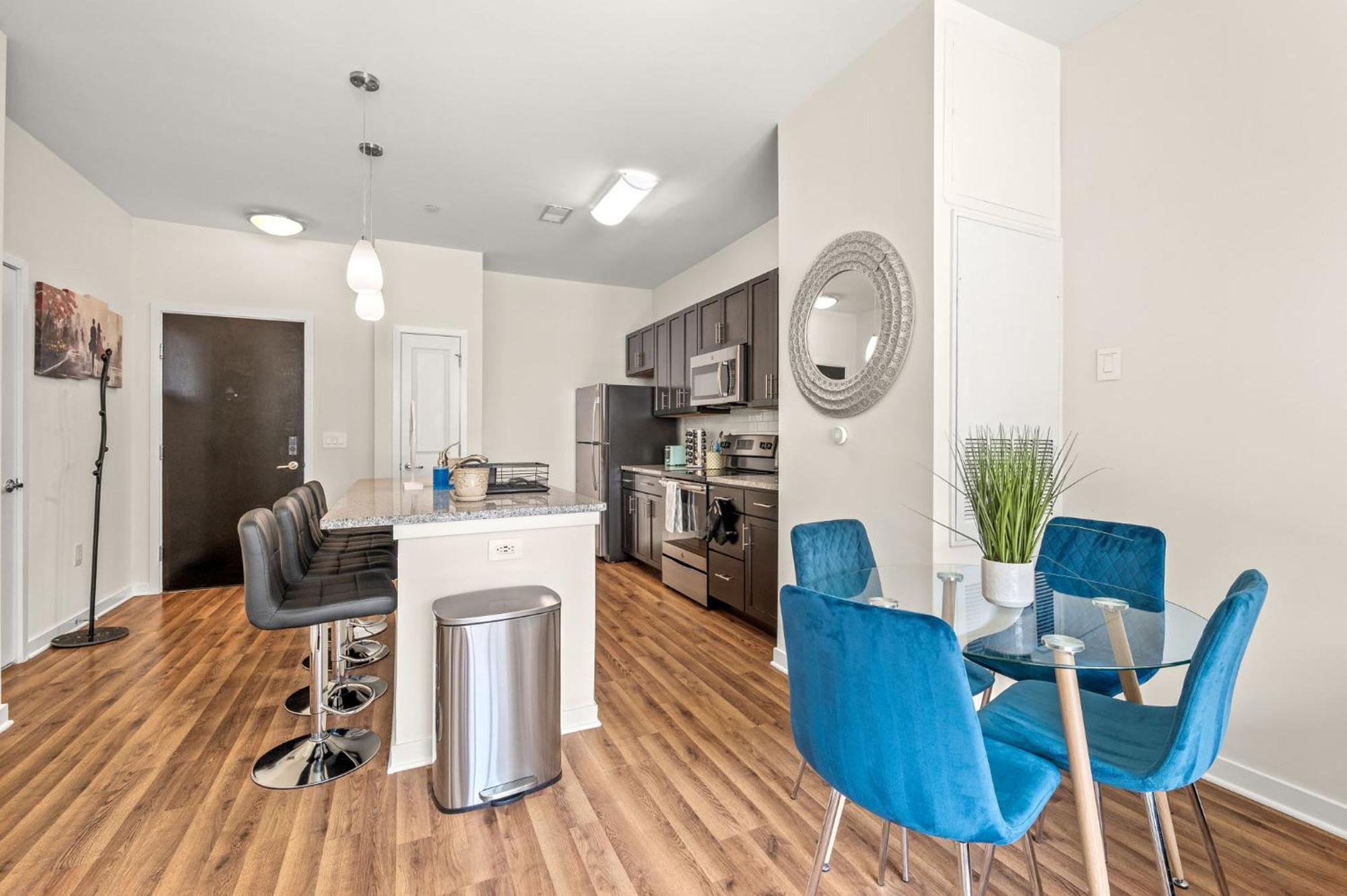 New! Luxury With Pool, Roof Deck, Fitness Center, King Bed Apartment *