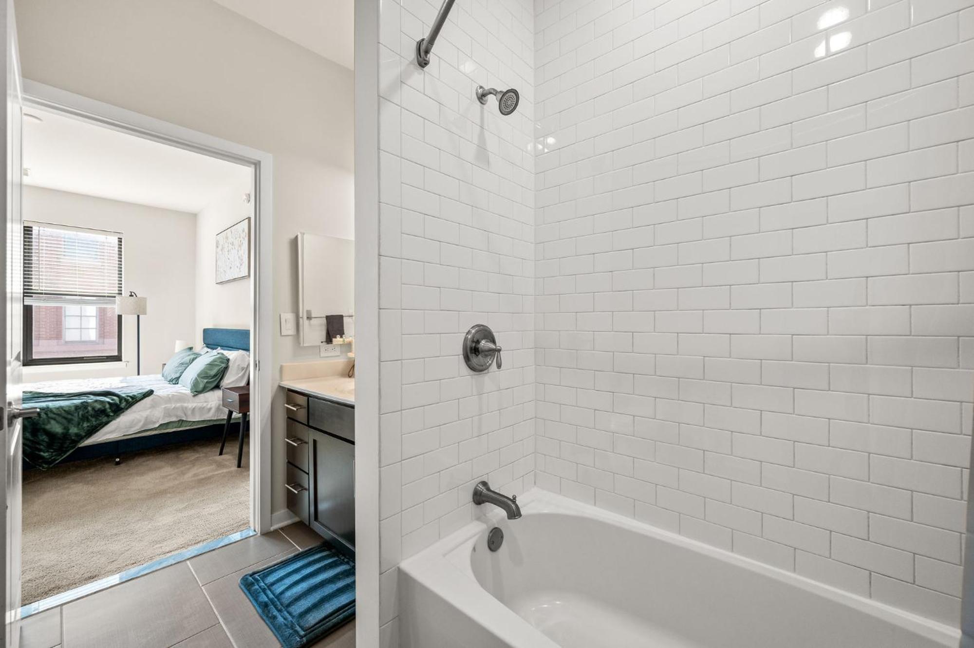 New! Luxury With Pool, Roof Deck, Fitness Center, King Bed * Philadelphia