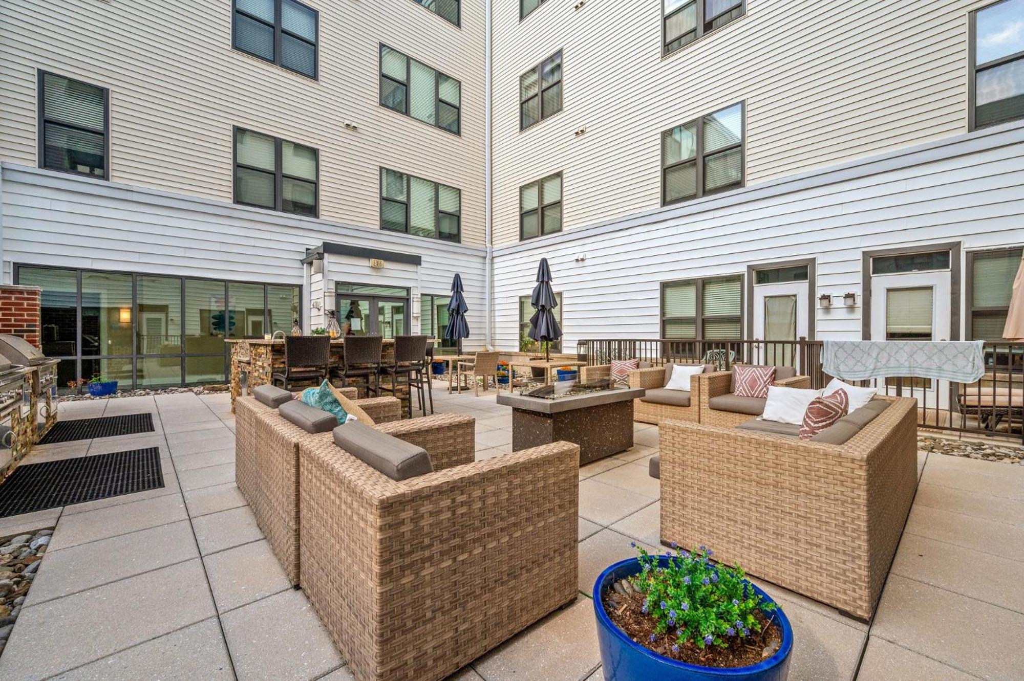 New! Luxury With Pool, Roof Deck, Fitness Center, King Bed