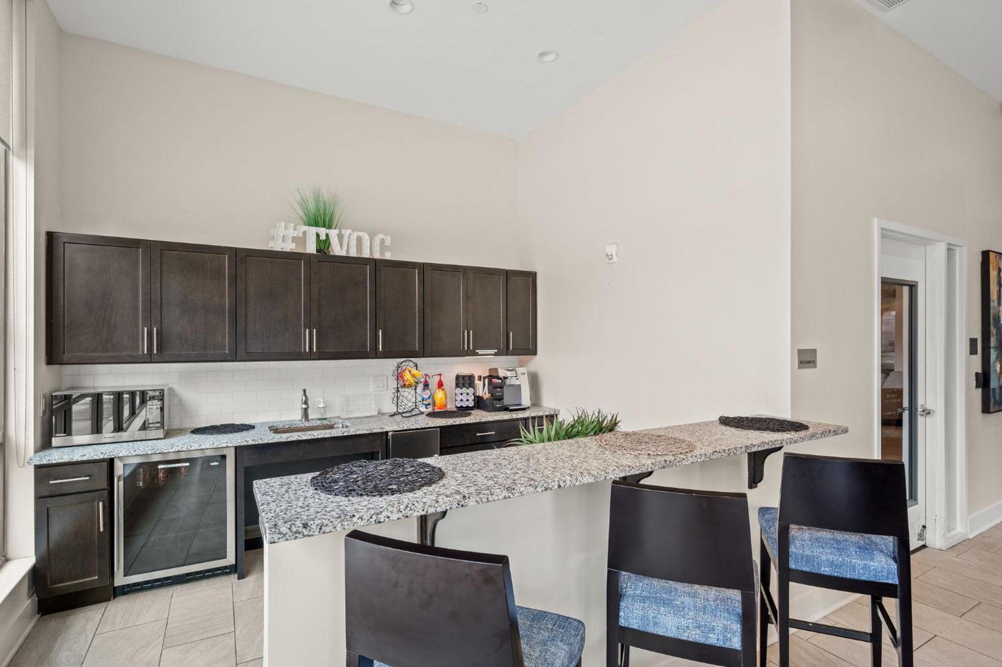 Apartment New! Luxury With Pool, Roof Deck, Fitness Center, King Bed *