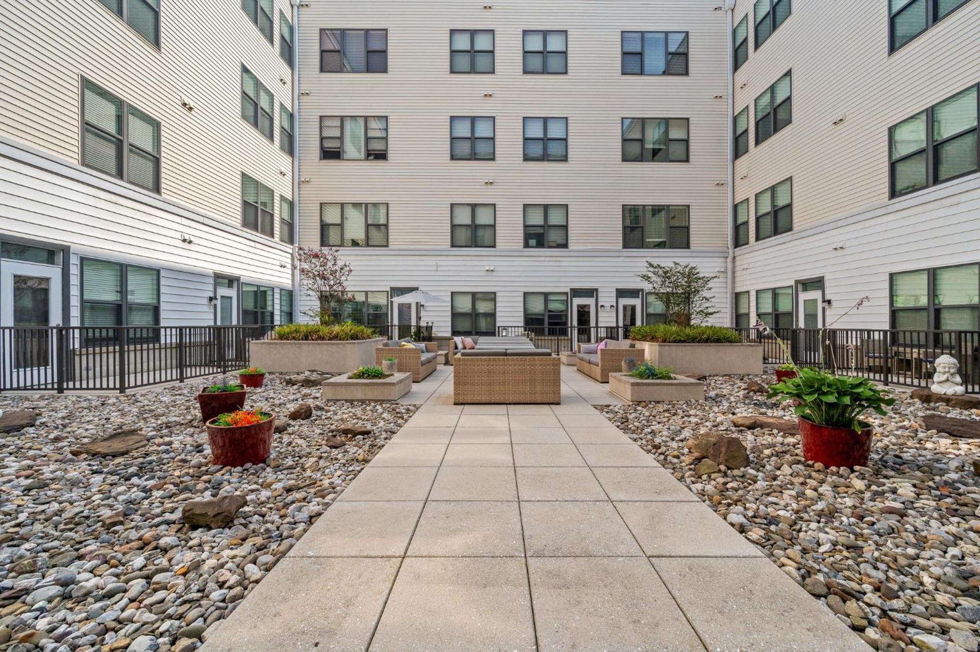New! Luxury With Pool, Roof Deck, Fitness Center, King Bed Apartment Philadelphia