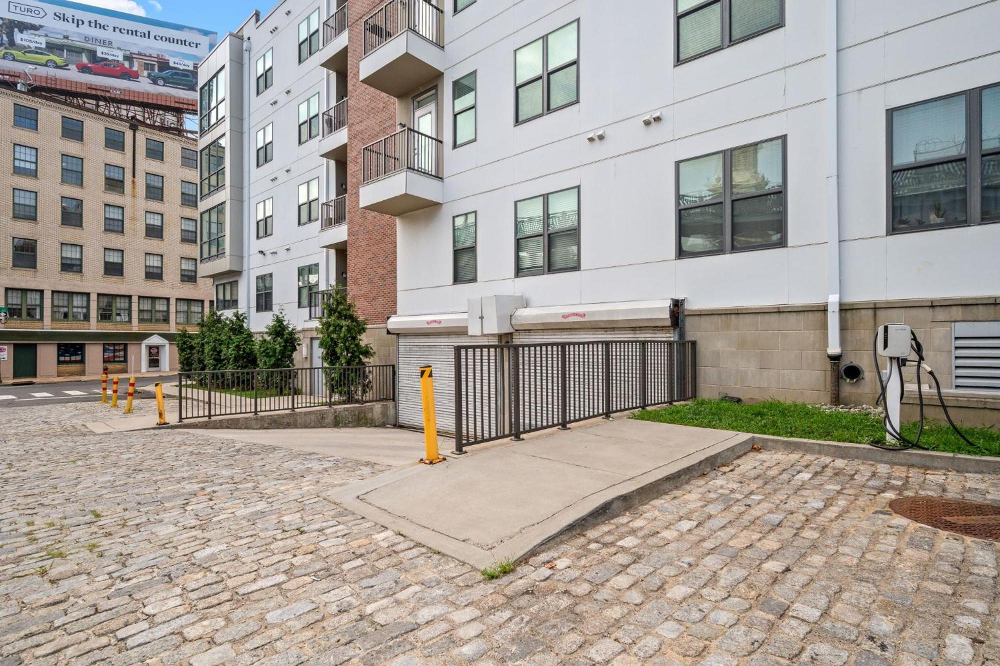 New! Luxury With Pool, Roof Deck, Fitness Center, King Bed Philadelphia