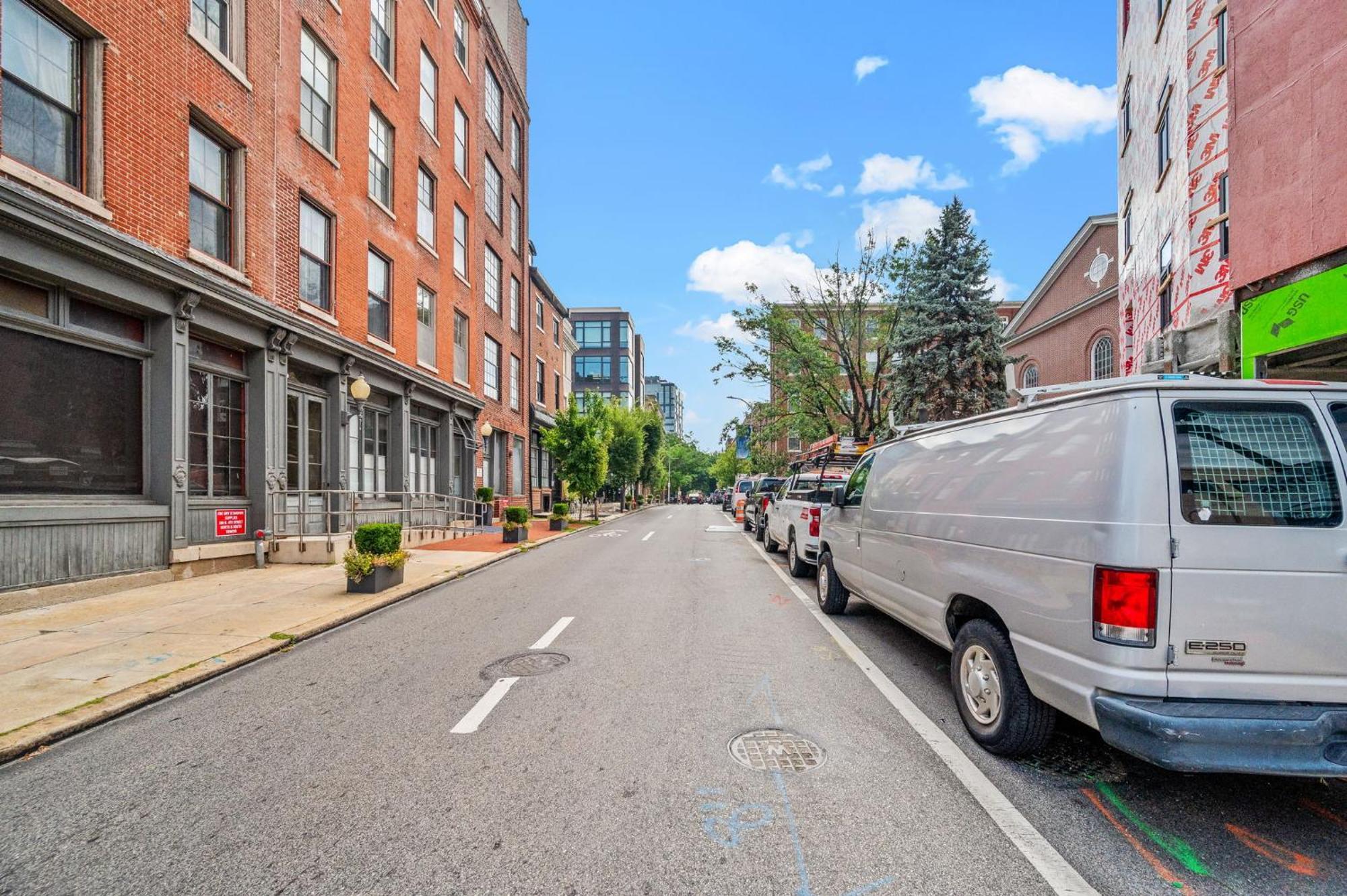 New! Luxury With Pool, Roof Deck, Fitness Center, King Bed Apartment *