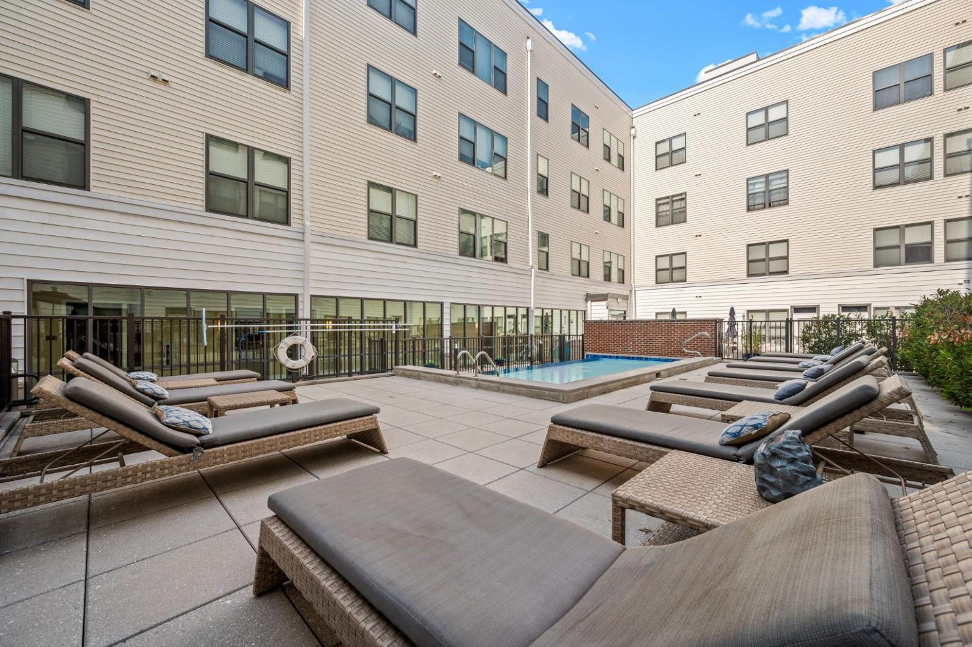 New! Luxury With Pool, Roof Deck, Fitness Center, King Bed * Philadelphia