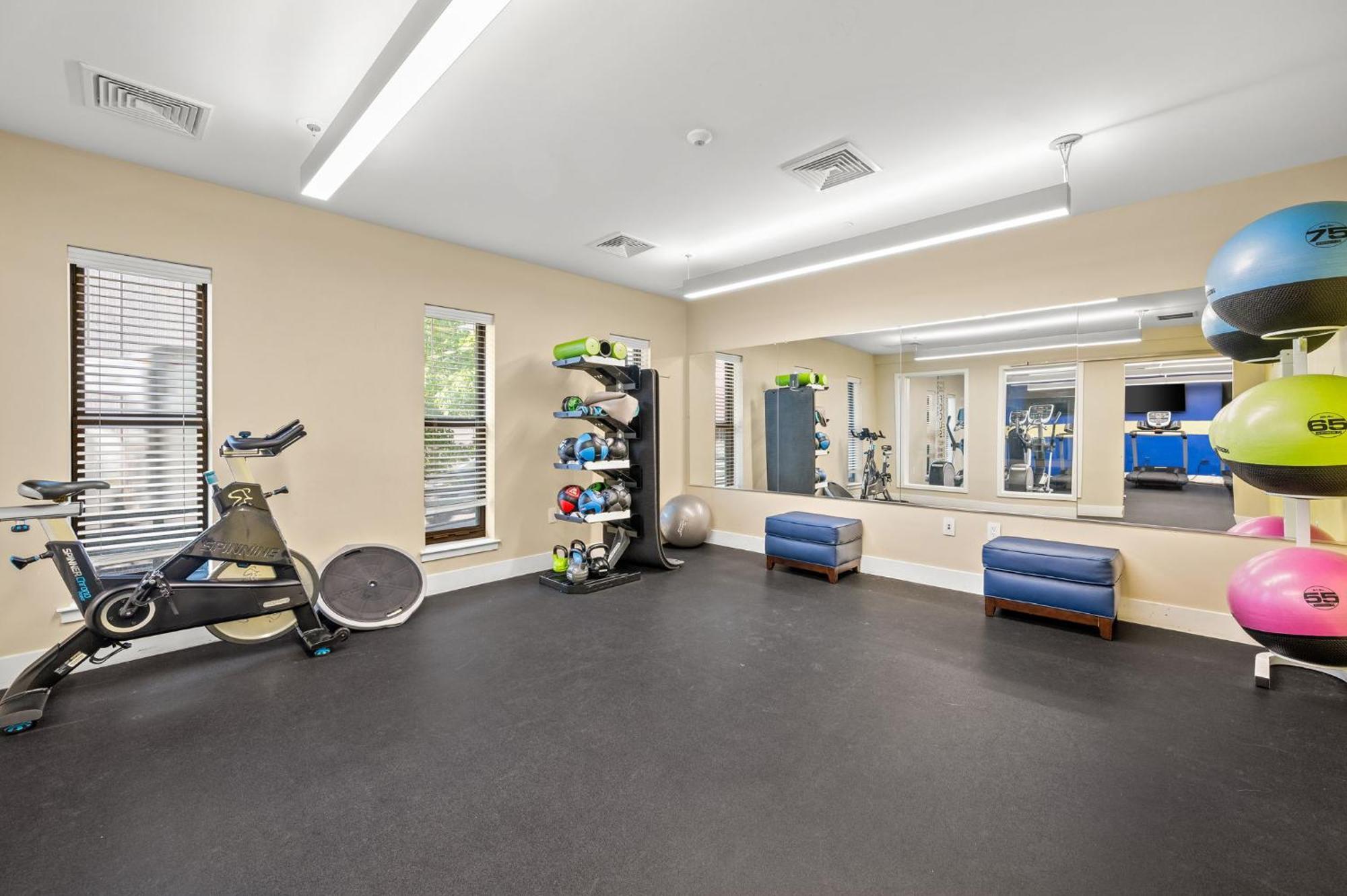 Apartment New! Luxury With Pool, Roof Deck, Fitness Center, King Bed